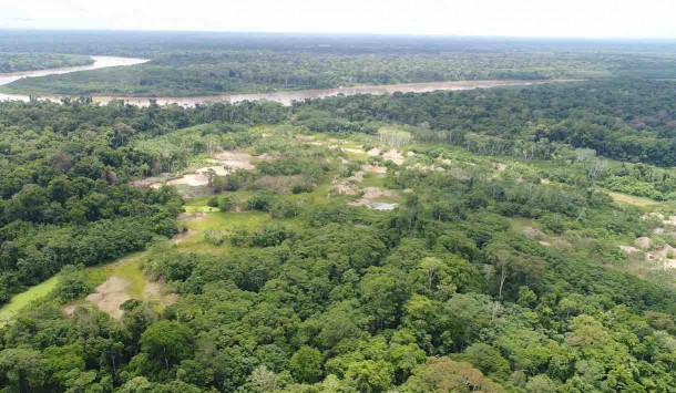 Vista de bosque amazónico desde dron haciendo patrullaje.